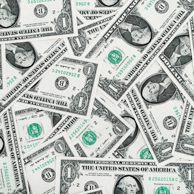 Tapet One Dollar, cu design minimalist si elegant, perfect pentru cei care doresc sa adauge o nota de originalitate casei lor.