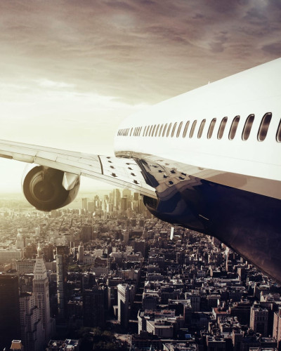 Tapet cu un avion care zboară deasupra unui oraș