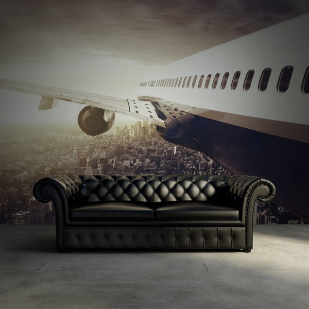 Tapet cu un avion care zboară deasupra unui oraș