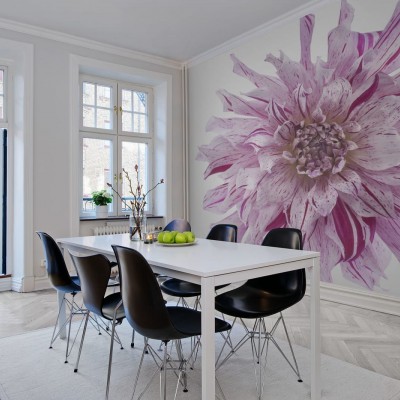 Tapet cu o floare roz delicata, perfect pentru a decora dormitorul sau livingul