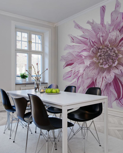Tapet cu o floare roz delicata, perfect pentru a decora dormitorul sau livingul