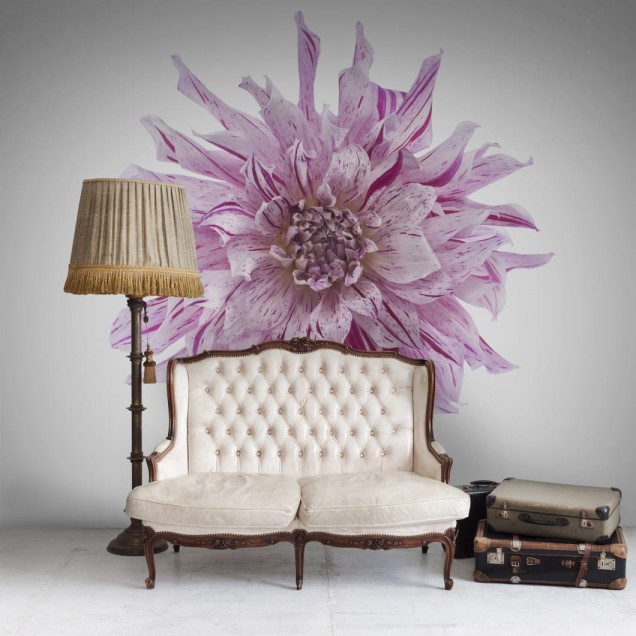 Tapet cu o floare roz delicata, perfect pentru a decora dormitorul sau livingul