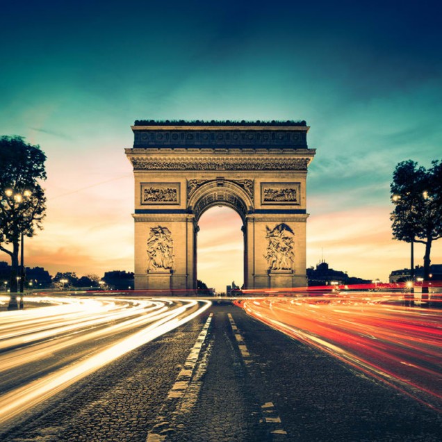Tapet 3D cu imaginea Arc de Triomphe din Paris, in lumina noptii.