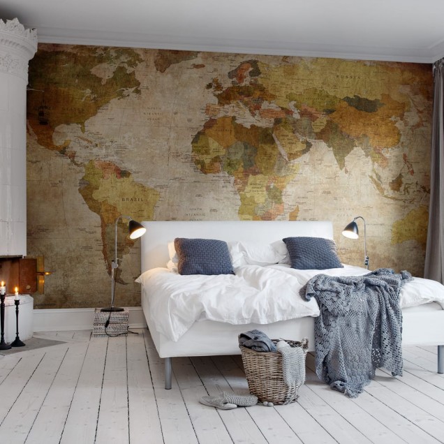 Tapet cu harta lumii vintage aplicat pe un perete din living