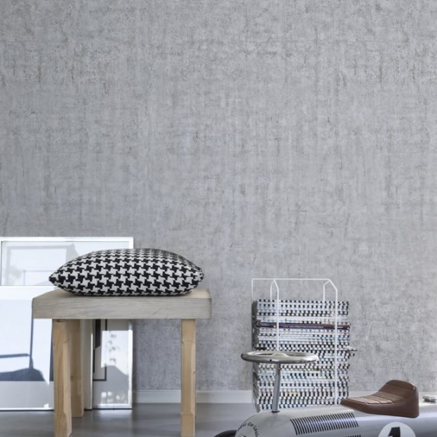 Tapet cu aspect de beton gri deschis, in livingul unei case modern decorate in stil minimalist.