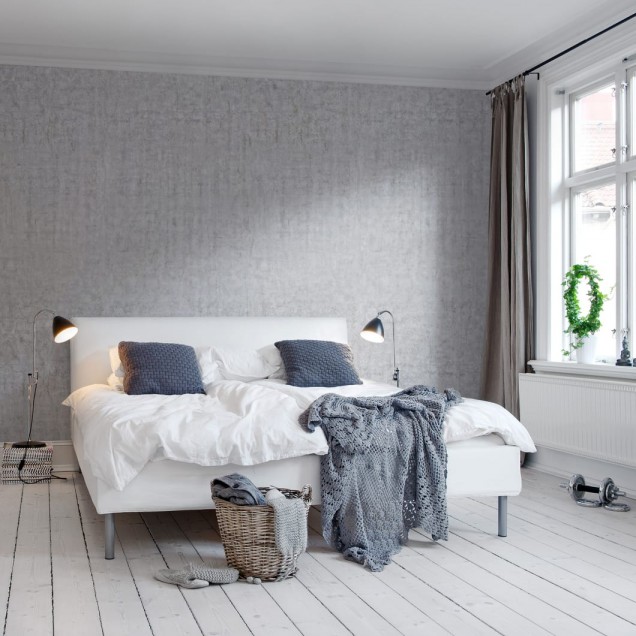 Tapet cu aspect de beton gri deschis, in livingul unei case modern decorate in stil minimalist.