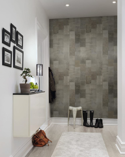 Tapet Stonework cu design modern, care imită aspectul betonului brut, aplicat pe un perete din hol