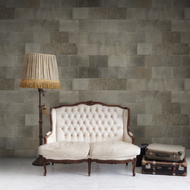 Tapet Stonework cu design modern, care imită aspectul betonului brut, aplicat pe un perete din hol