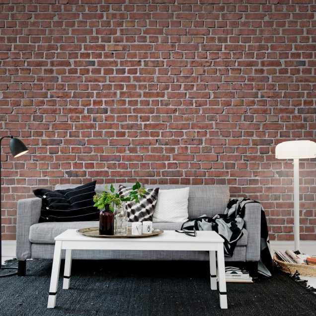 Tapetă cu aspect de cărămidă roșie, în stil industrial, în interiorul unei sufragerii.