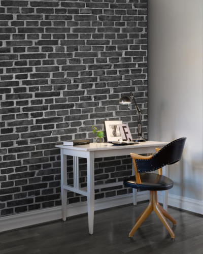 Tapet Brick Wall, Negru, cu aspect de zid de cărămidă, potrivit pentru decorarea unui birou modern.
