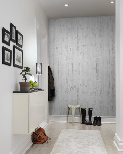 Tapet Lime Washed Wall cu aspect de perete vopsit cu var, într-un hol modern.