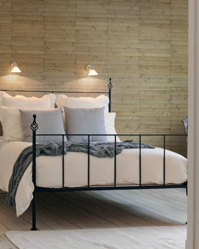 Tapet cu aspect de lemn, Boards, decorat cu un pat simplu