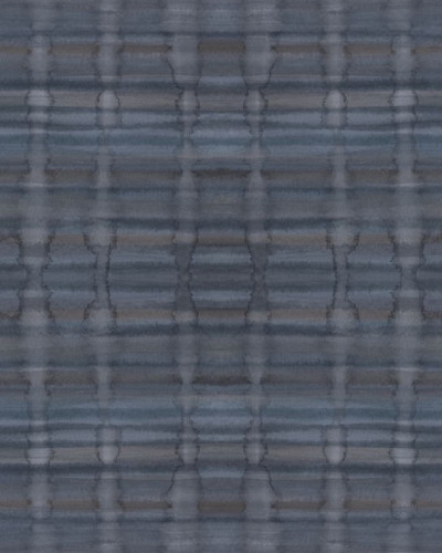 Tapet Watery Wall, Midnight Blue, cu un design geometric in nuante de albastru inchis, intr-un living modern.