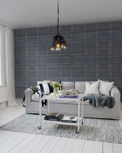 Tapet Watery Wall, Midnight Blue, cu un design geometric in nuante de albastru inchis, intr-un living modern.