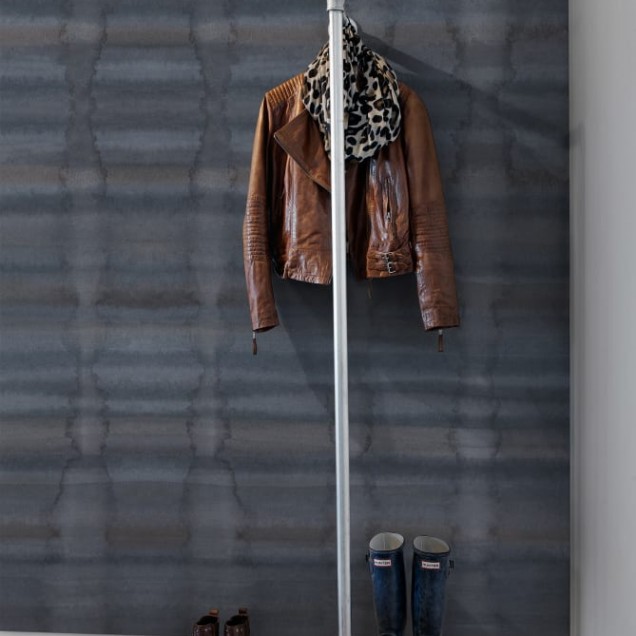 Tapet Watery Wall, Midnight Blue, cu un design geometric in nuante de albastru inchis, intr-un living modern.