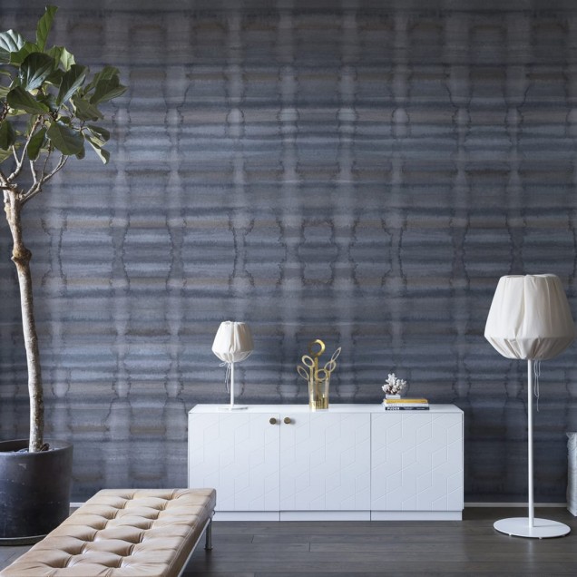 Tapet Watery Wall, Midnight Blue, cu un design geometric in nuante de albastru inchis, intr-un living modern.
