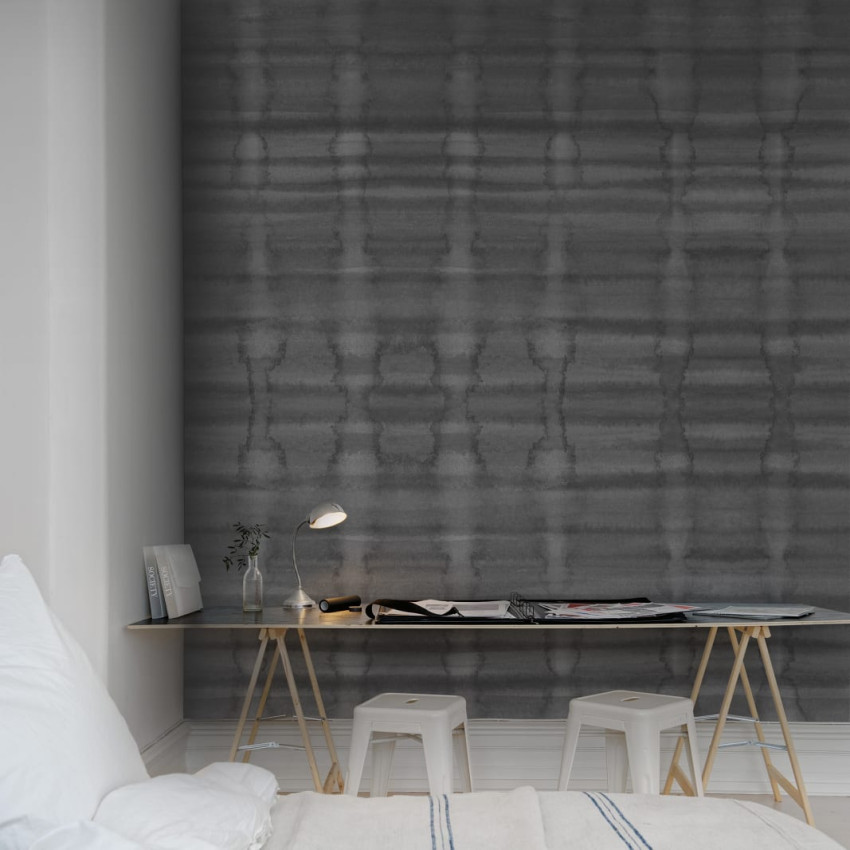 Tapet Watery Wall, Midnight Blue, cu un design geometric in nuante de albastru inchis, intr-un living modern.