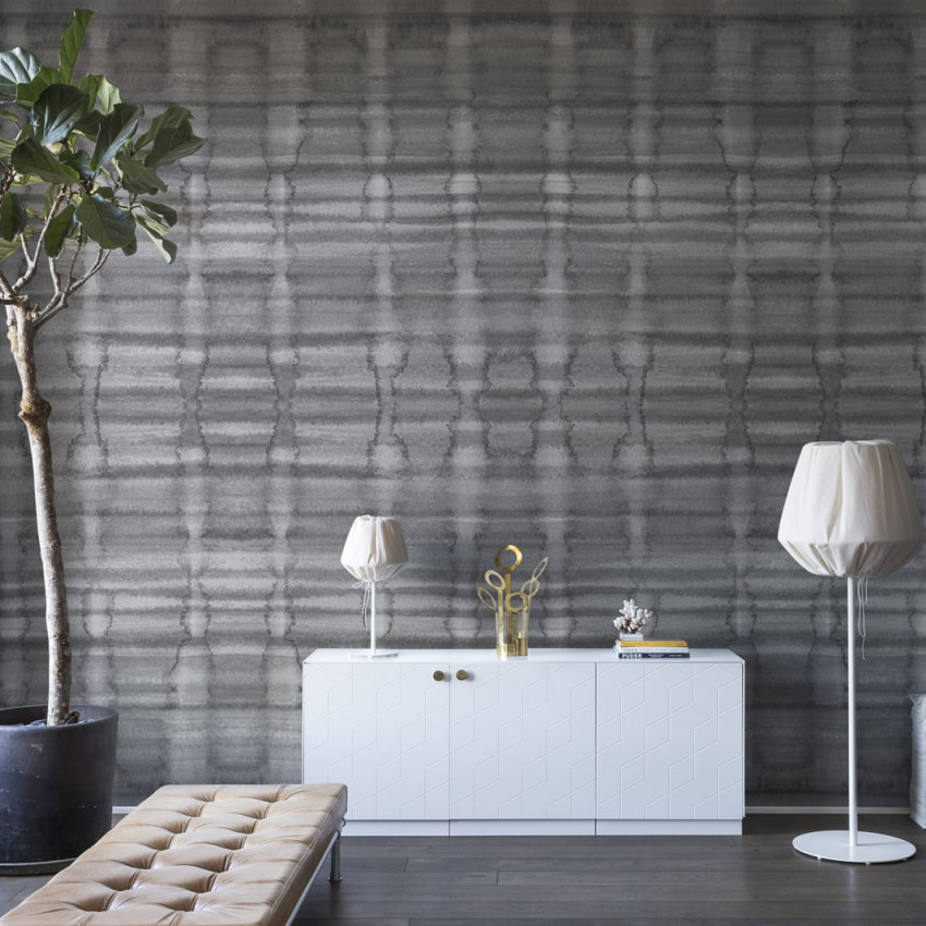 Tapet Watery Wall, Midnight Blue, cu un design geometric in nuante de albastru inchis, intr-un living modern.