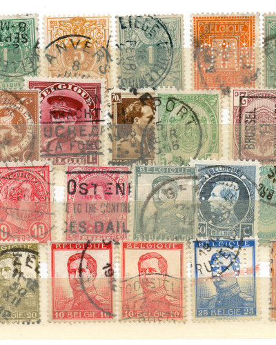 Wallpaper cu timbre vintage pe un perete din dormitor