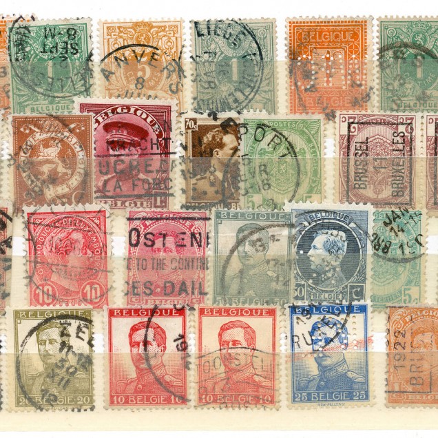 Wallpaper cu timbre vintage pe un perete din dormitor