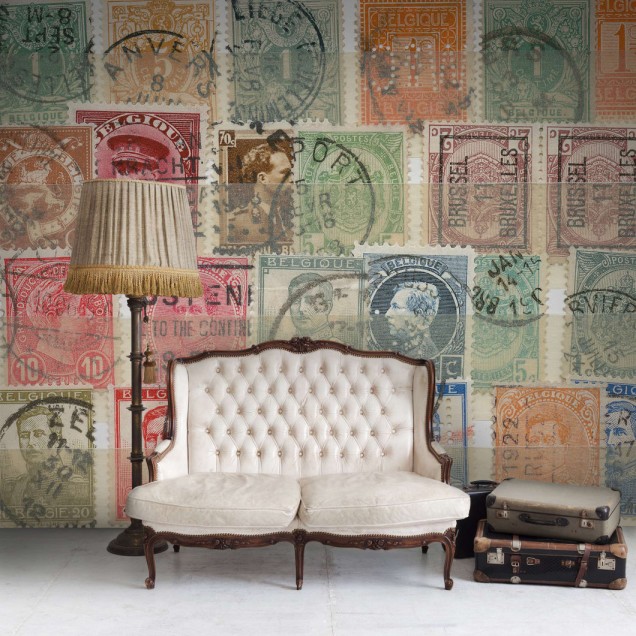 Wallpaper cu timbre vintage pe un perete din dormitor