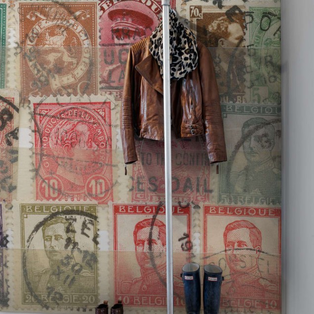 Wallpaper cu timbre vintage pe un perete din dormitor