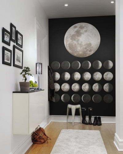 Tapet cu luna in toate fazele sale pe un perete negru
