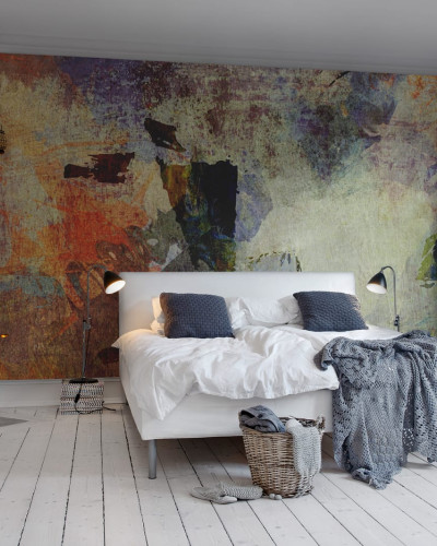 Tapet abstract Dusky Pigment, cu nuante de gri, maro si albastru, in decorul unui dormitor modern.