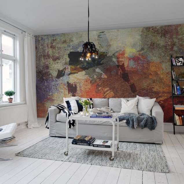 Tapet abstract Dusky Pigment, cu nuante de gri, maro si albastru, in decorul unui dormitor modern.