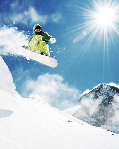 Tapet Snowboard cu un design dinamic ce ilustrează un snowboarder in plină acțiune