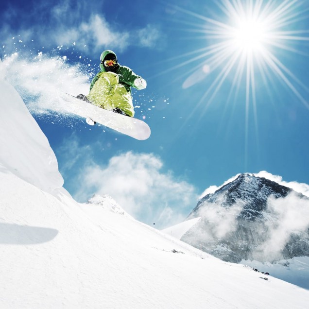 Tapet Snowboard cu un design dinamic ce ilustrează un snowboarder in plină acțiune