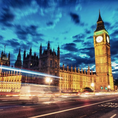 Big Ben, un tapet modern care prezintă o imagine nocturnă a faimoasei clădiri din Londra