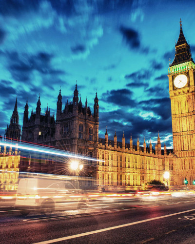Big Ben, un tapet modern care prezintă o imagine nocturnă a faimoasei clădiri din Londra