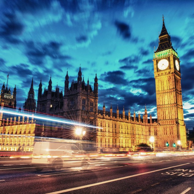 Big Ben, un tapet modern care prezintă o imagine nocturnă a faimoasei clădiri din Londra