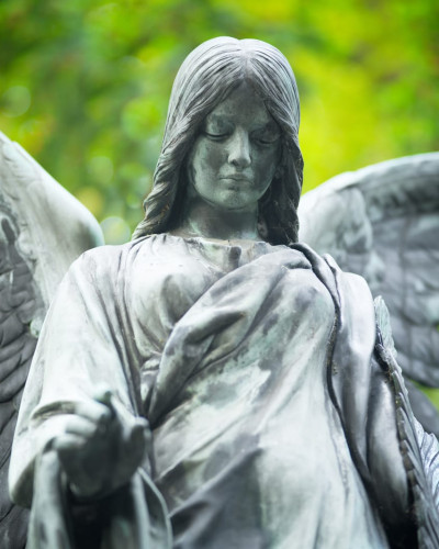 Tapet cu sculptură de înger în grădină