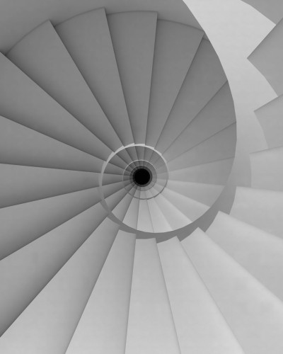 Tapet cu design geometric, cu o scara in spirala, in nuante de gri,  in interiorul unui spatiu modern.