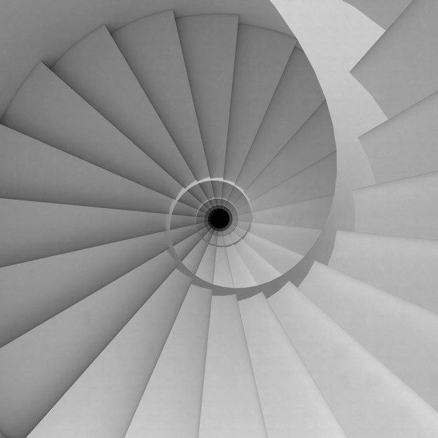 Tapet cu design geometric, cu o scara in spirala, in nuante de gri,  in interiorul unui spatiu modern.