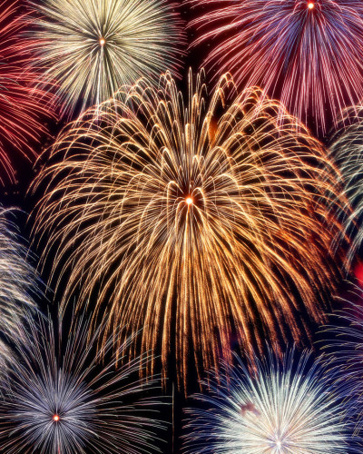 Imagine cu un wallpaper care prezintă un foc de artificii spectaculos, în culori vibrante, pe un fond întunecat. Un wallpaper perfect pentru a crea o atmosferă vibrantă și memorabilă în orice cameră.