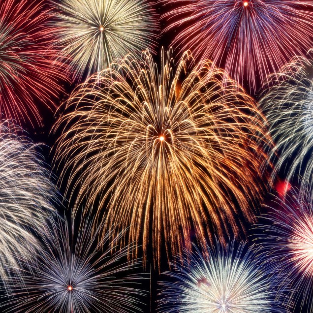 Imagine cu un wallpaper care prezintă un foc de artificii spectaculos, în culori vibrante, pe un fond întunecat. Un wallpaper perfect pentru a crea o atmosferă vibrantă și memorabilă în orice cameră.