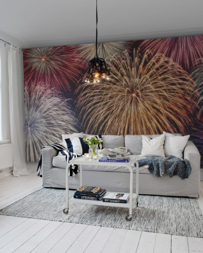 Imagine cu un wallpaper care prezintă un foc de artificii spectaculos, în culori vibrante, pe un fond întunecat. Un wallpaper perfect pentru a crea o atmosferă vibrantă și memorabilă în orice cameră.