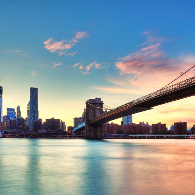 East River tapet, imagine cu Podul Brooklyn si orasul New York la apus