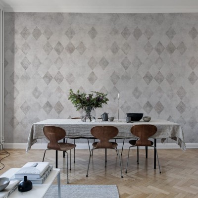 Tapet cu model geometric elegant, inspirat de diamante, perfect pentru a crea un aspect modern si sofisticat. Tapetul are un efect subtil de patina, care ii confera un aspect vintage.