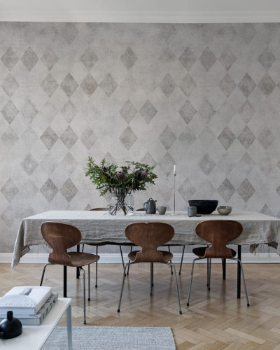 Tapet cu model geometric elegant, inspirat de diamante, perfect pentru a crea un aspect modern si sofisticat. Tapetul are un efect subtil de patina, care ii confera un aspect vintage.