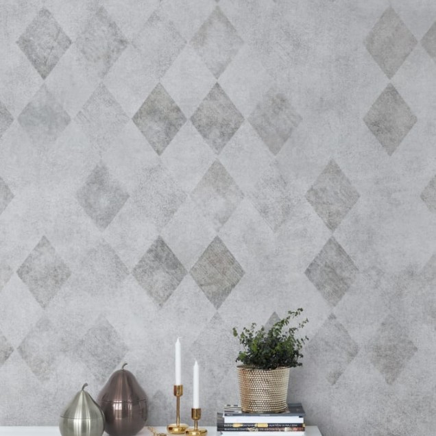 Tapet cu model geometric elegant, inspirat de diamante, perfect pentru a crea un aspect modern si sofisticat. Tapetul are un efect subtil de patina, care ii confera un aspect vintage.