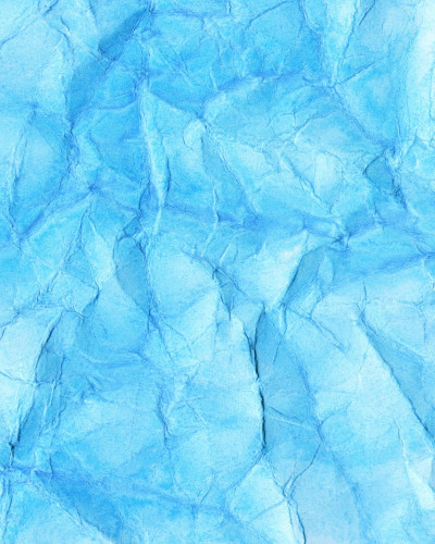 Tapet abstract Wrinkled Paper, cu design de hârtie șifonată în nuanțe delicate de albastru.