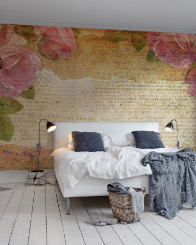 Tapet floral vintage cu trandafiri pe un fundal de hârtie veche