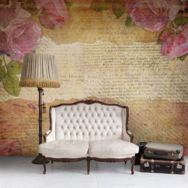Tapet floral vintage cu trandafiri pe un fundal de hârtie veche