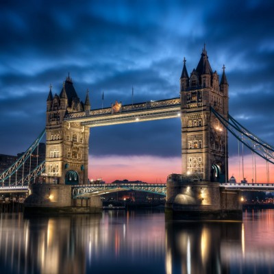 Imagine cu Tower Bridge, Londra, pe un perete dintr-un living.