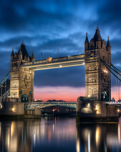 Imagine cu Tower Bridge, Londra, pe un perete dintr-un living.