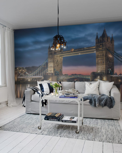 Imagine cu Tower Bridge, Londra, pe un perete dintr-un living.